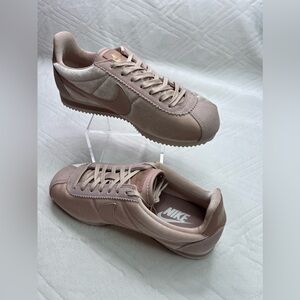 72: Nike Womens Classic Cortez SE (Particle Beige) Size 7